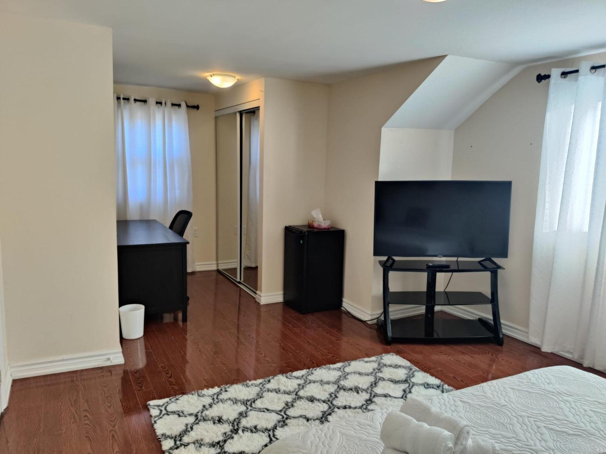 Spacious Mbr Near Kennedy Subway & Go Toronto Dış mekan fotoğraf