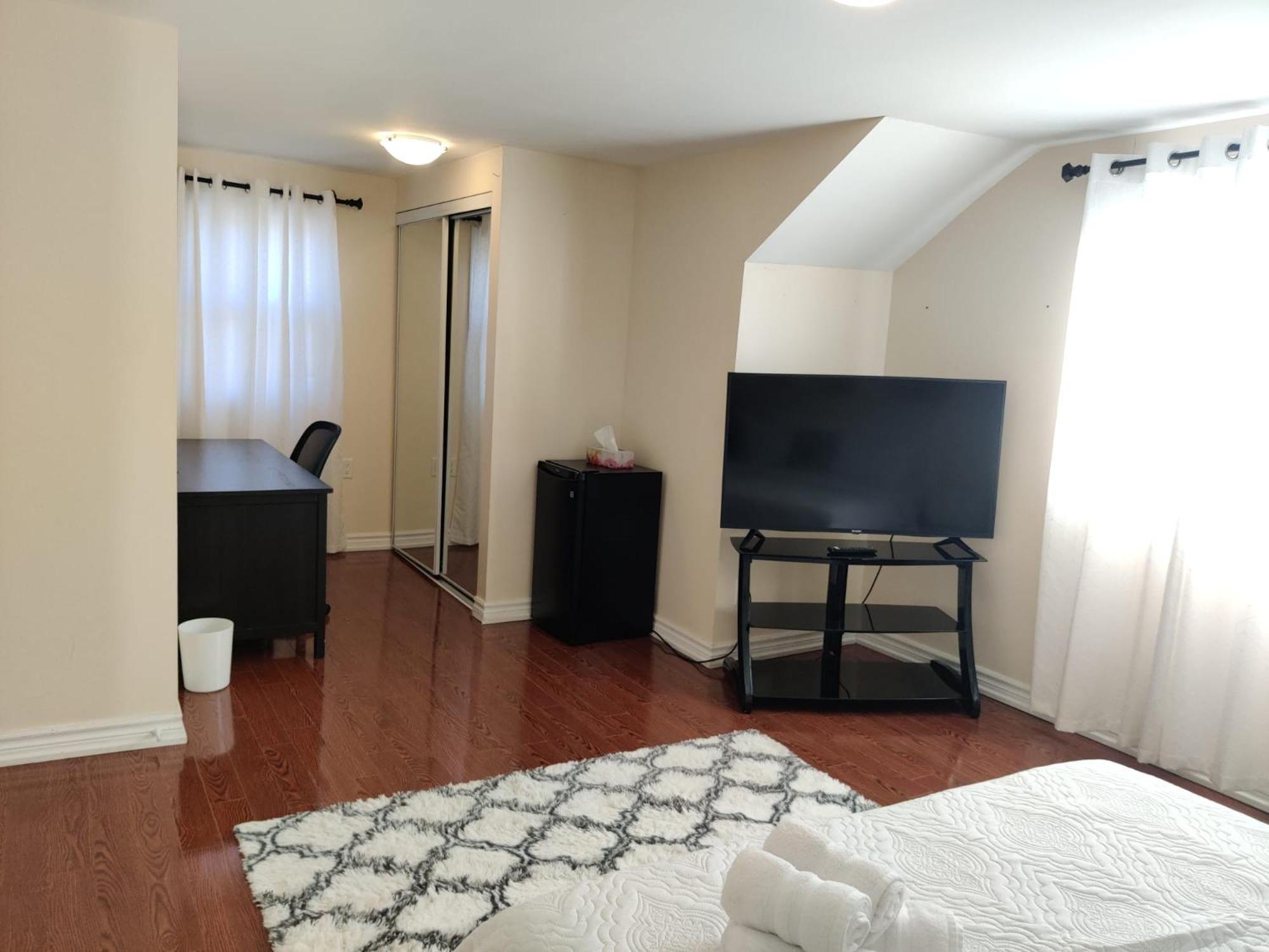 Spacious Mbr Near Kennedy Subway & Go Toronto Dış mekan fotoğraf